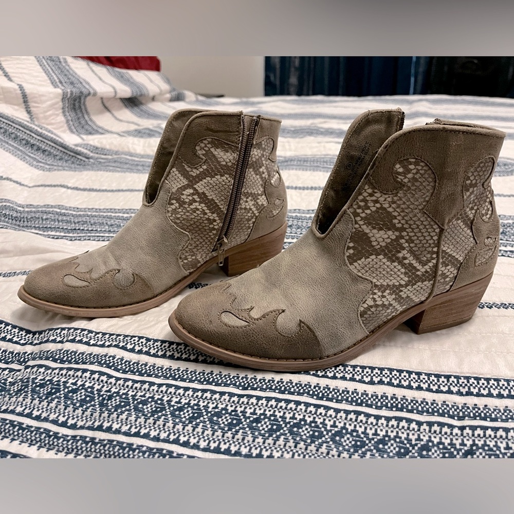 Very G snakeskin pattern tan ankle boots. Size 9 like new. Worn twice.